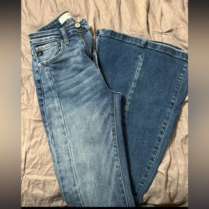 Very cute flare jeans.
